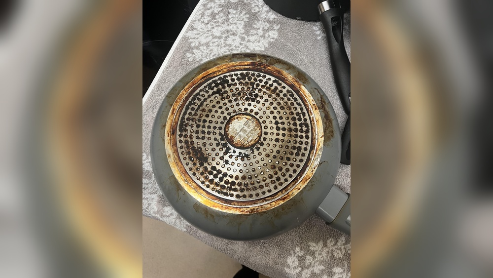 How Do You Clean The Bottom Of A Frying Pan: Easy & Effective Tips